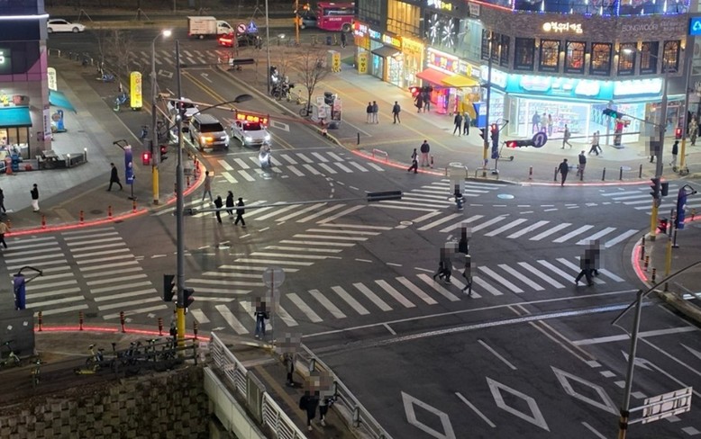 파주시, 바닥형 보행신호등 확대 시범...